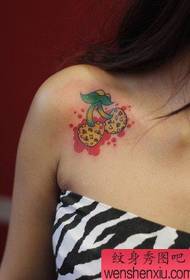 Gabdhaha garbihiisa yar-yar oo caan ah qaabka loo yaqaan 'cherry tattoo tattoo'