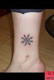 meisjesbenen kleine lijn sneeuwvlok tattoo patroon