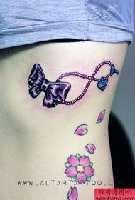 torace laterale della ragazza Bello modello del tatuaggio dell'arco di modo
