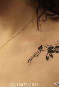 musikana clavicle yakakurumbira diki totem rose tattoo maitiro