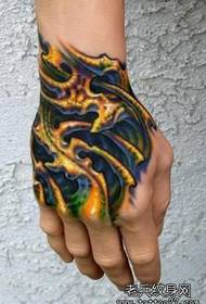 Ein buntes 3D-Tattoo-Muster auf dem Handrücken