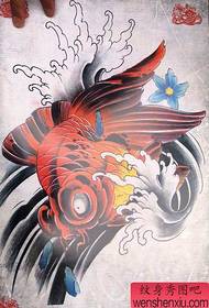 disegno del tatuaggio piccolo pesce rosso piuttosto colorato