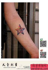 braccio da ragazza bellissimo piccolo stellato motivo a stella a cinque punte del tatuaggio