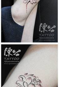 patrón de tatuaje de loto de tinta de moda de pierna de niña