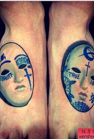 eng populär Mask Tattoo Aarbecht op der Instep