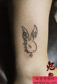 djevojčica mali i popularan uzorak tetovaža zeca