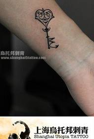 გოგონები მაჯის ლამაზად Totem გასაღები თანავარსკვლავედის tattoo ნიმუშით
