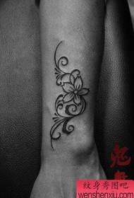 ແຂນພຽງແຕ່ຮູບແບບ tattoo totem cherry ທີ່ສວຍງາມ