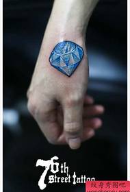 bellissimo modello di tatuaggio diamante colorato a mano per ragazzi