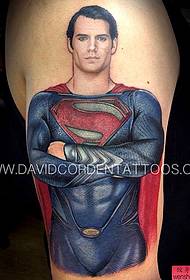 un popular patrón de tatuaje de superman en el brazo grande