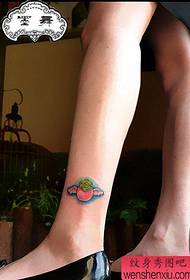 mały wzór tatuażu pomidorowego na kostce dziewczyny
