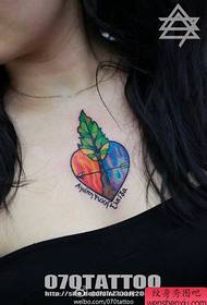 um padrão de tatuagem de folha colorida em um belo peito