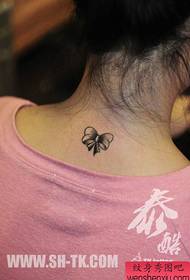 il collo della ragazza è piccolo e bellissimo modello di tatuaggio arco bianco e nero