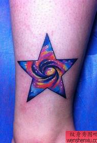 šaunios spalvos žvaigždėtas penkiakampis žvaigždės tatuiruotės modelis