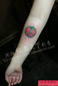 maliit na braso ng batang babae at naka-istilong pattern ng tattoo na anti-digmaang tattoo