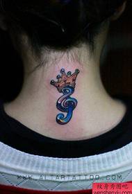 Примітка шиї дівчина з візерунком татуювання корони