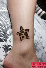 Model i tatuazheve me pesë yje të leopardit për këmbët e vogla të vajzave