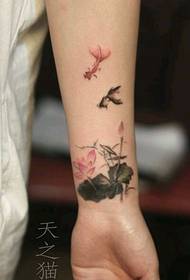 msichana wrist ndogo na maarufu rangi wino lotus dhahabu ndogo tattoo muundo