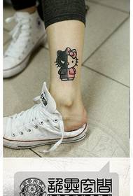 女孩的腿可愛的流行貓紋身圖案