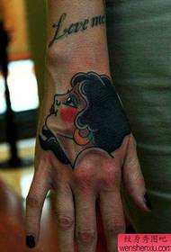 populārs Eiropas un Amerikas rakstzīmju tetovējums rokas aizmugurē