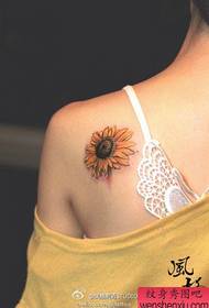 女孩肩膀美麗的太陽花紋身圖案