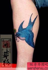 Padrão de tatuagem de andorinha de cor de perna - o tatuador japonês Huang Yan trabalha