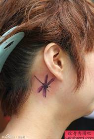 dievča ucho pekný farebný vzor tetovania malé tetovanie