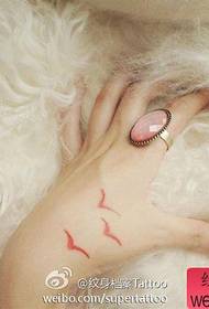 modello di tatuaggio piccolo gabbiano colorato a mano ragazza