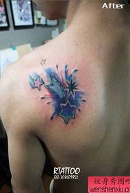 padrão de tatuagem de estrela de cinco pontas clássico popular de ombros de meninos