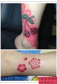 το μοσχάρι των κοριτσιών μικρού και εκλεκτού χρώματος κερασιού μοτίβο τατουάζ