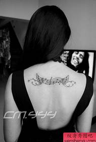 nota posteriore di bellezza e modello del tatuaggio dell'ala
