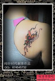 spalle posteriori della ragazza bellissimo e bellissimo modello di tatuaggio farfalla