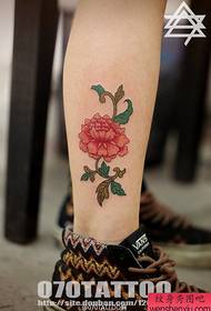 freŝa floro-tatuaje bildo sur la bovido