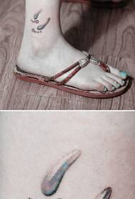 lány lábát kis csepp lábnyom tetoválás minta