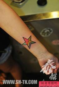 Tyttöjen pieni ja hieno värillinen viiden kärjen tähden tatuointikuvio