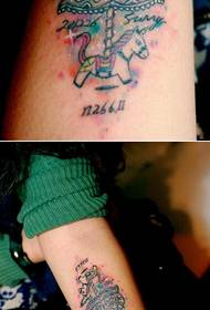Κορίτσι βραχίονα δημοφιλή κλασικό μοτίβο τατουάζ καρουσέλ