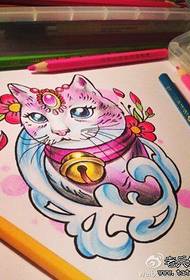 Ang litrato nga magpakita sa tattoo aron imong girekomenda ang usa ka swerte nga numero sa manuskrito nga tattoo sa Cat