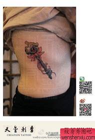 talia dziewczyny piękny i popularny wzór tatuażu kluczowego