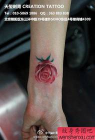 merginos riešo populiarus subtilus rožių tatuiruotės raštas