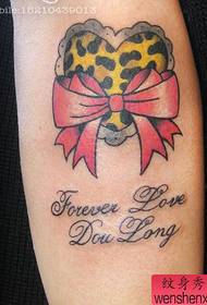 малка свежа леопардова щампа Love bow tattoo pattern