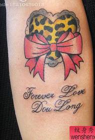 mały świeży wzór lamparta Wzór tatuażu Love bow
