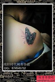 маленький татуювання метелика на плечі дівчинки плече візерунок