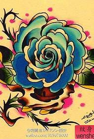gražus Europos ir Amerikos stiliaus rožių tatuiruotės rankraštis