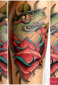 un modello di tatuaggio di dinosauro in stile scuola per tutti