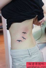 Popolare modello di tatuaggio uccello totem piccolo in vita da ragazza