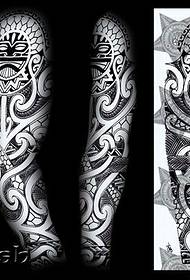 uma tribo de clássicos populares padrão de tatuagem de totem de braço de flor