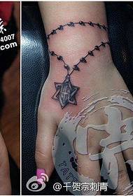 tjej handleden liten och tydlig armband tatuering mönster