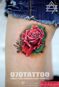 сексуальная красотка на бедре с красивым рисунком татуировки роз