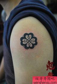 Braccio piccolo e popolare totem modello di tatuaggio quadrifoglio
