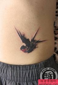 Ang hawak sa sungo nga babaye maayo nga tan-awon nga gamay nga pattern sa tattoo